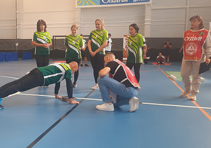 Сгибание и разгибание рук в упоре лежа на полу.