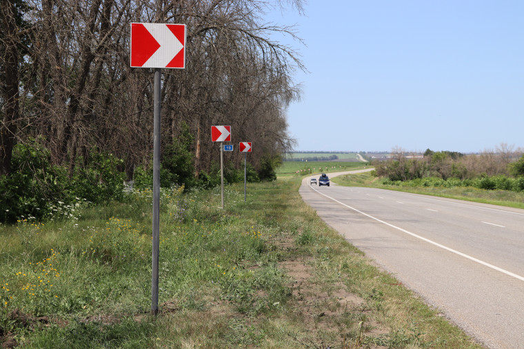 Дорожные знаки и сигнальные столбики установят на опасных поворотах в Белгородском районе.